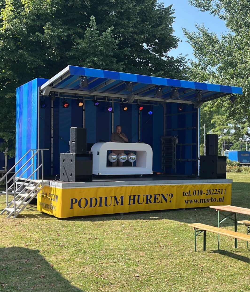 Podium met DJ